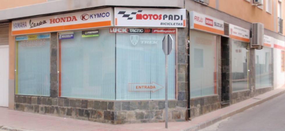 Gran local comercial a tres calles en Mazarrón